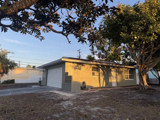 Building Photo - 1481 Barry St