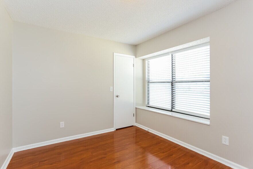 Building Photo - 3447 Le Havre Dr E