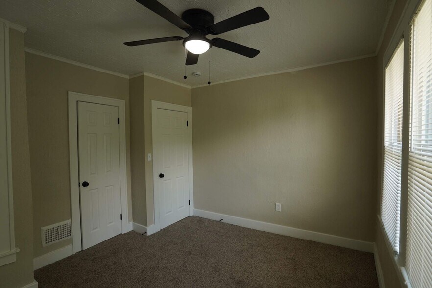 Building Photo - This beautifully updated 3-bedroom, 1-bath...