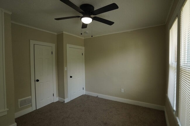 Building Photo - This beautifully updated 3-bedroom, 1-bath...