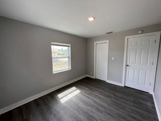 Building Photo - 718 W 7th St