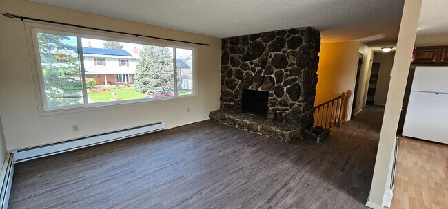 Building Photo - Newly Renovated 3Bed/2Bath Home Now Availa...