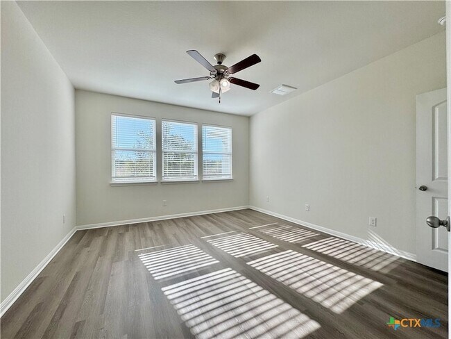 Building Photo - 320 La Escalera Dr