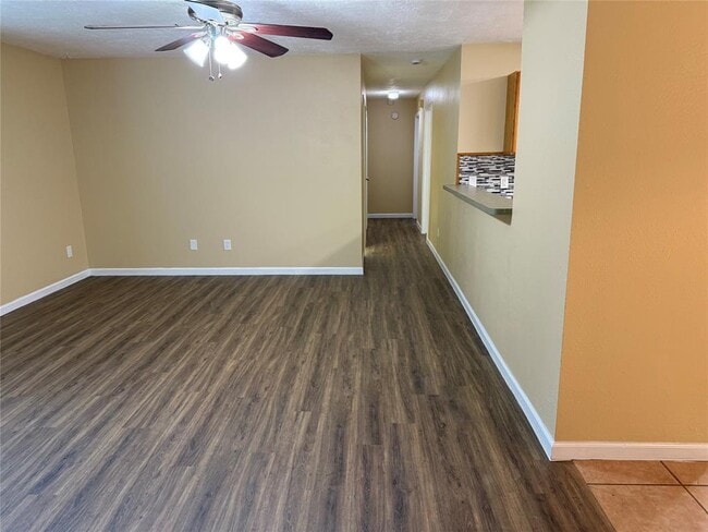 Building Photo - 200 Shadow Oaks Dr