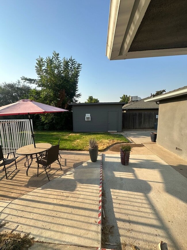 Building Photo - Beautiful 6-Bedroom Home with Pool & Outdo...