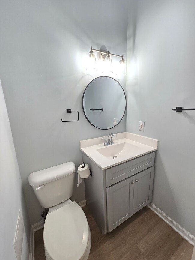 Building Photo - HAMPTON PLACE - First Floor condo near Pin...