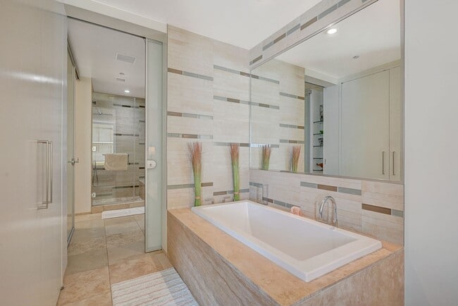 Building Photo - Veer Towers 2010E- Stunning Strip/City Views from this 1bd/1ba, Fully Furnished Residence