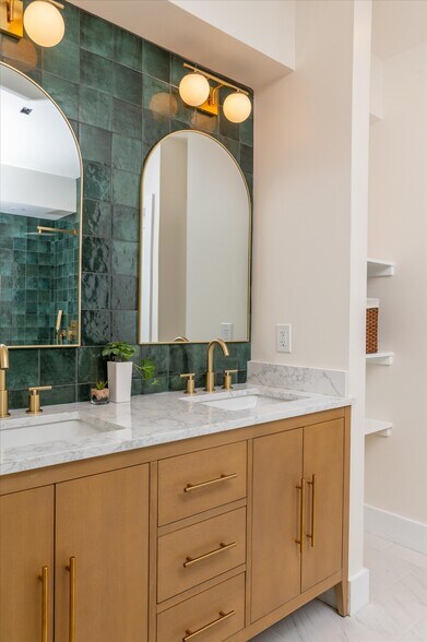 Double vanity - 318 Webster St NW
