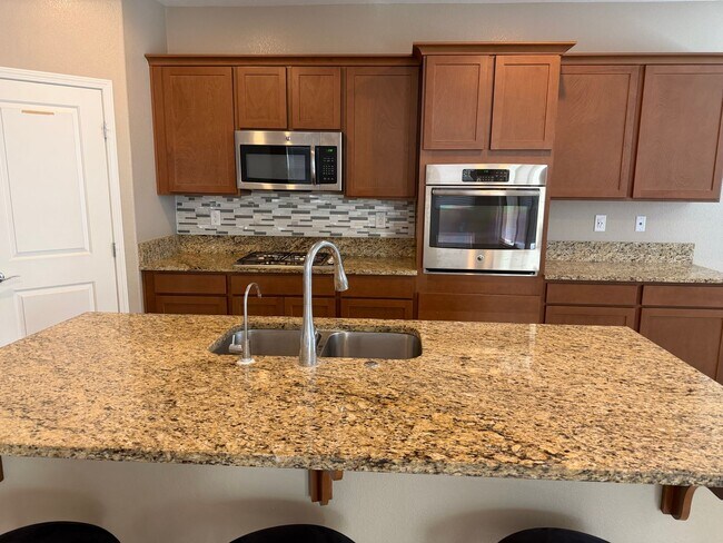 Building Photo - 4bedroom 3 bath 3 car garage