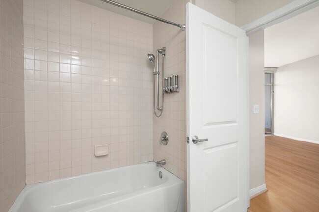 Building Photo - Beautiful Condo Right Across from Petco Park!