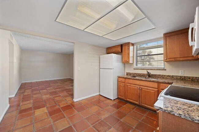 Building Photo - 2707 Vandiver Dr