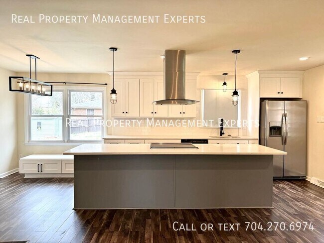 Building Photo - 900 Tally Ho Ct