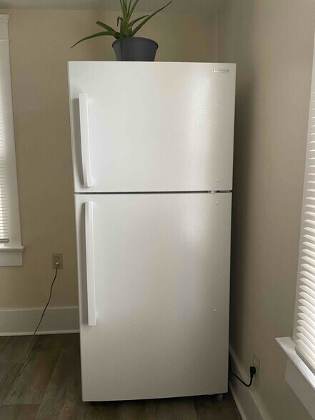 Building Photo - 190 W Miller Ave