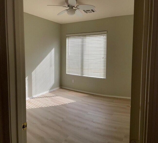 Building Photo - 374 W Oriole Way