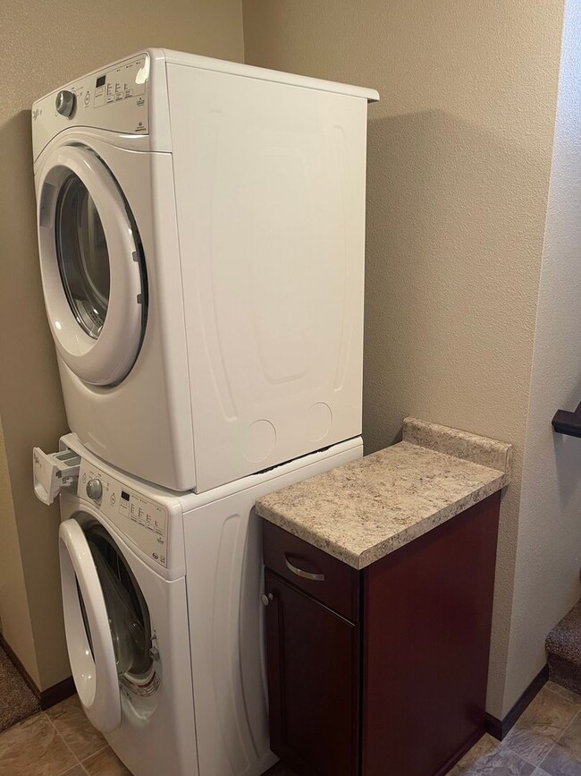 Building Photo - Spacious 2 Bedroom Twinhome SORRY NO PETS!!