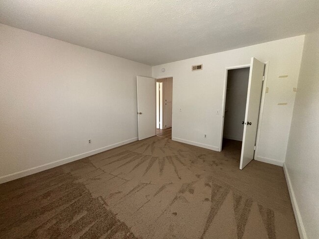 Building Photo - Spacious Updated Bonita Condo