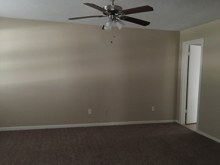 Building Photo - 10734 Sagewillow Ln