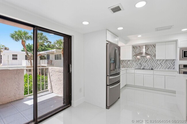 Building Photo - 1222 Hillsboro Mile