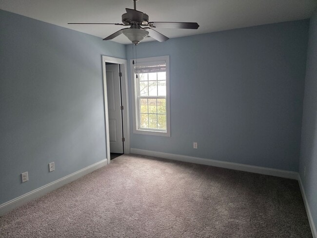 Building Photo - 2 Bedroom, 2.5 bath townhouse.