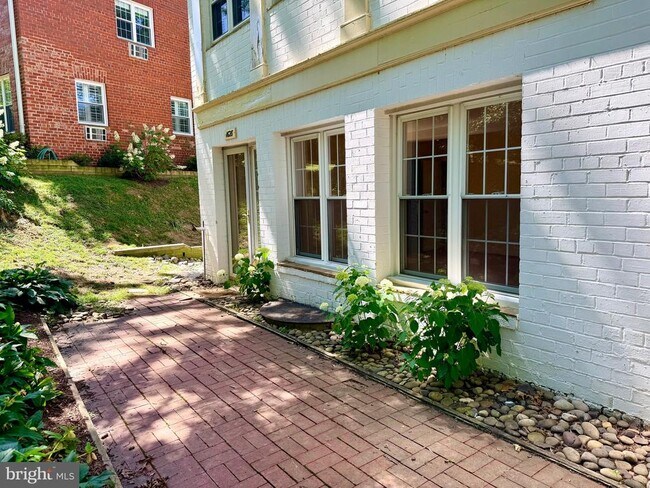 Building Photo - 1628 Ripon Pl