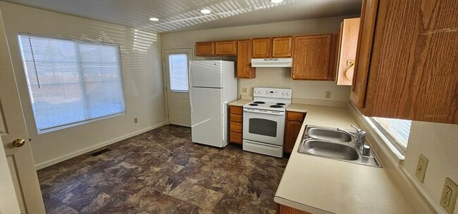 Building Photo - 2 bedroom 1.5 bath Home for Rent, Great Sp...