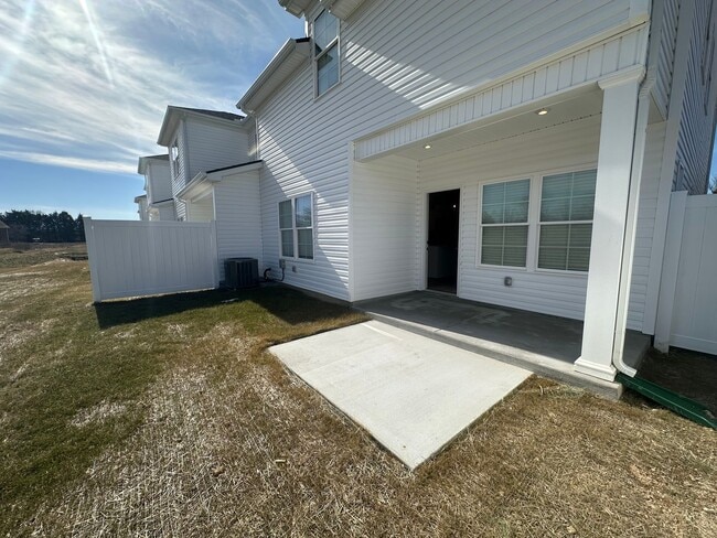 Building Photo - Beautiful 3 Bed 2.5 Bath Townhouse Near The Heart Of Shelbyville