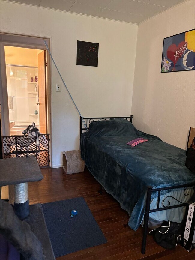 Building Photo - 3 Bedroom, 1 Bath Ranch- Available August 2026!