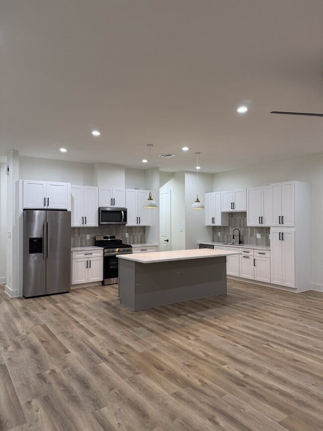 Building Photo - 9005 Comal St