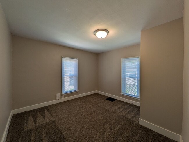 Building Photo - 3 Bedroom Home with detached garage and partially fenced yard, pet friendly!