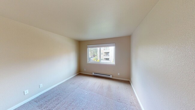 Building Photo - Charming 2-2 Condo in Moss Bay – Available April 5