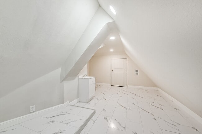 Building Photo - 2606 Oakdale St