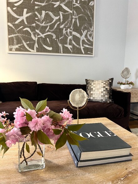 Building Photo - 250 E Market St