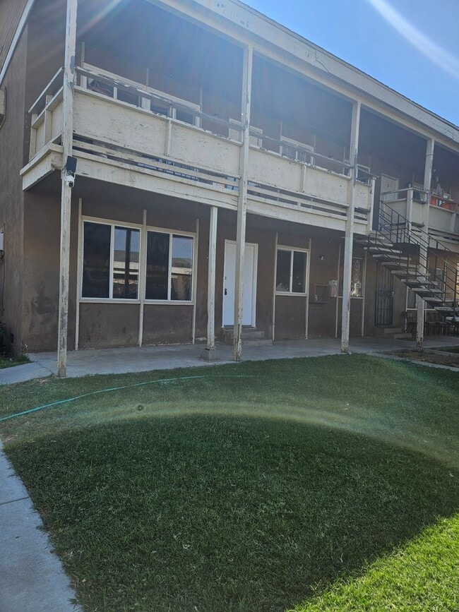 Primary Photo - 734 Illinois Ave