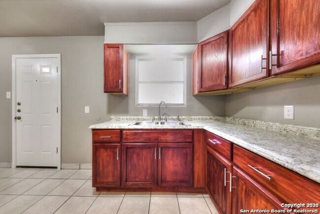 Building Photo - 3 Bedroom/1 Bath Sunset Hill Subdivision