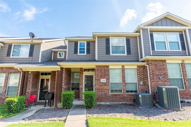 Building Photo - 2228 Stonepark Pl