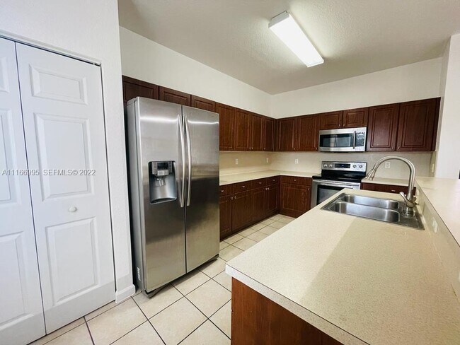 Building Photo - 903 N Santa Catalina Cir
