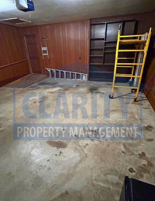 Building Photo - Great one level home with double garage!
