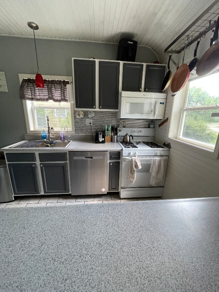 Building Photo - 534 Parker Ave