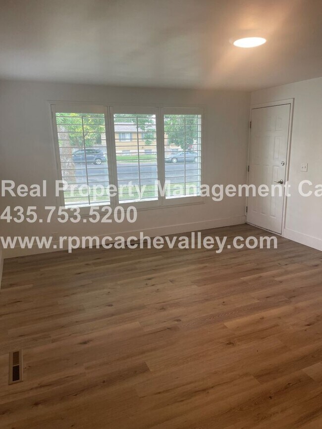 Building Photo - 495 E 900 N