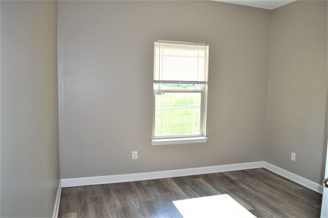 Building Photo - 216 Fern Bank Dr