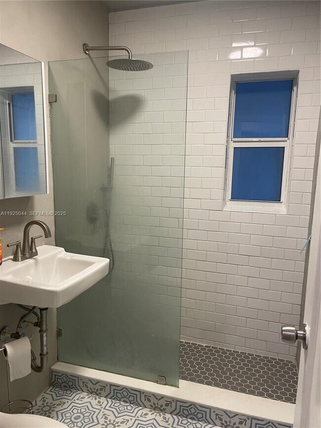 Building Photo - 705 E 9th Ct