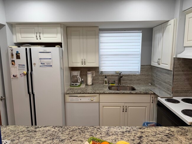 Building Photo - 701 Lori Dr