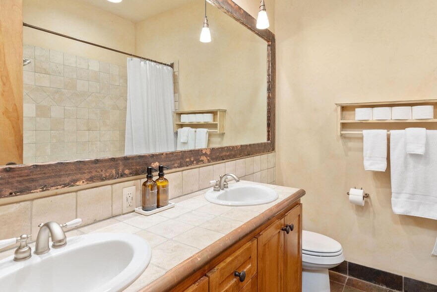 Building Photo - 404 Adams Ranch Rd