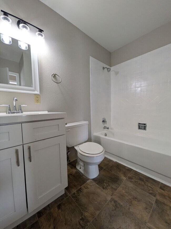 Building Photo - 603 W Routt Ave