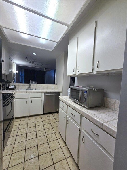 Building Photo - 7122 Wood Hollow Dr