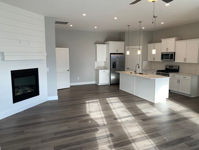 Building Photo - Low-Maintenance Luxury on One Level - new home Star, ID