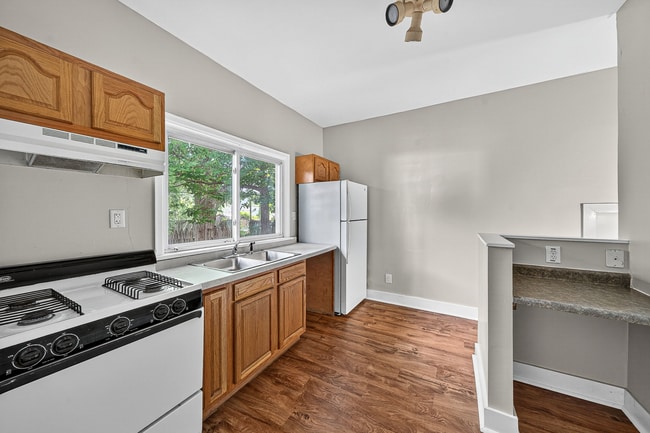 Building Photo - 1622 S Twyckenham Dr