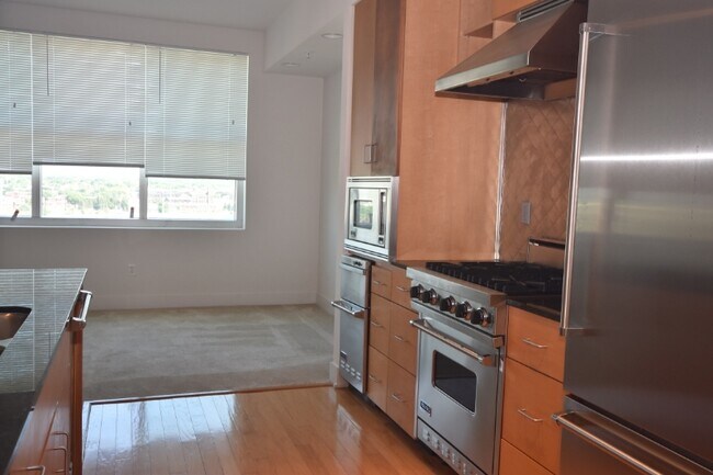 Building Photo - 1208 E Kennedy Blvd