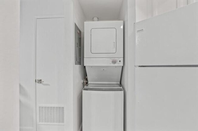 Building Photo - 999 Evelyn Terrace W