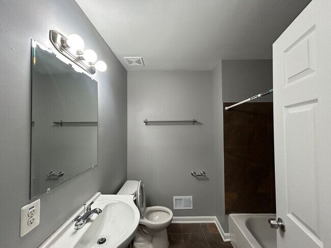 Building Photo - 2 Bedrooms 2 Bathrooms